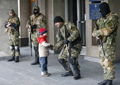 Activistas prorrusos están atrincherados ante diversos ayuntamientos e instituciones de Donetsk y del este de Ucrania para exigir su anexión a Rusia