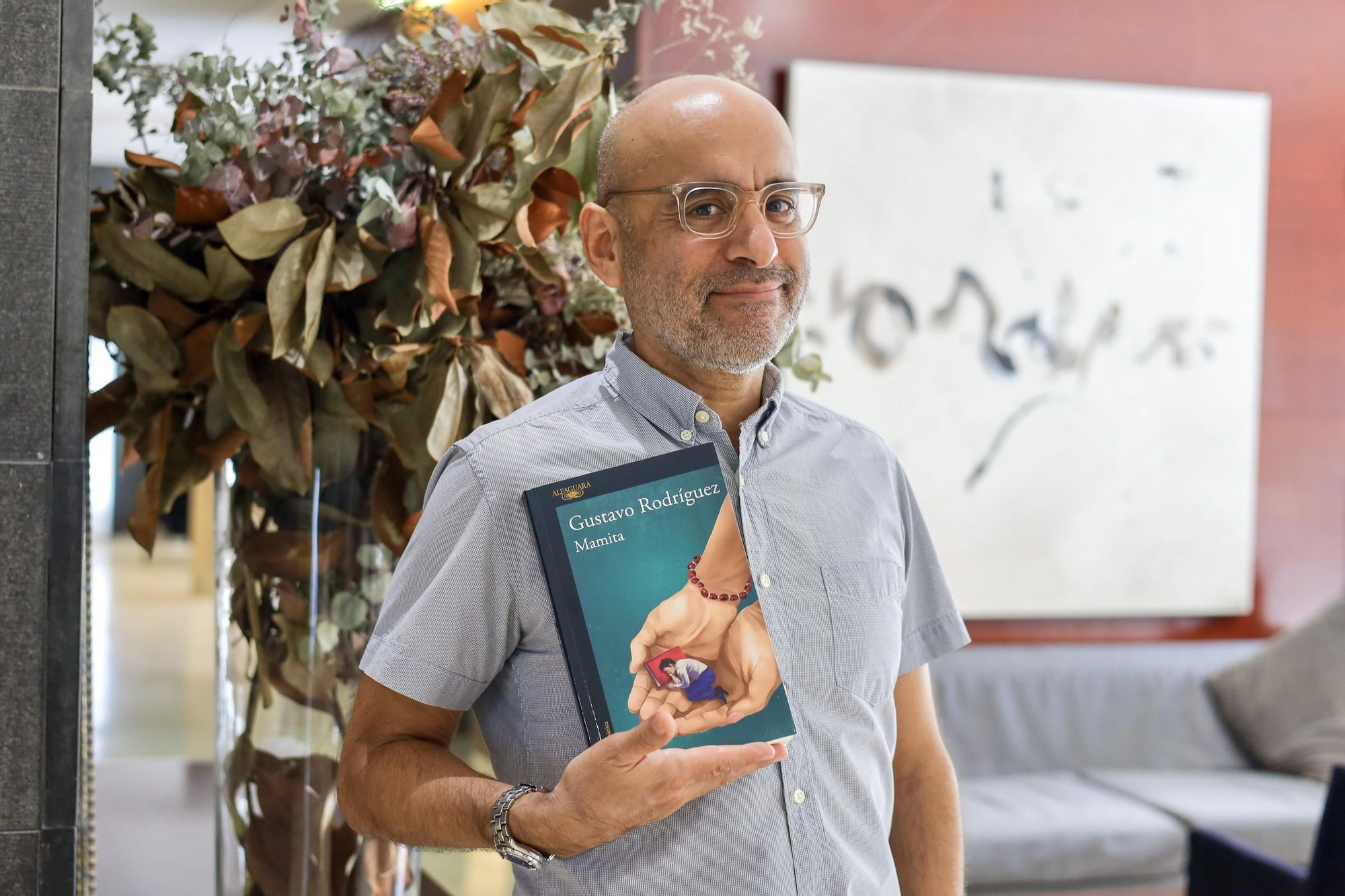 El escritor Gustavo Rodríguez posa con su nueva novela 'Mamita'.