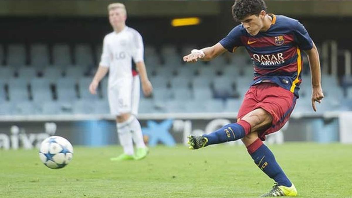 Aleñà prueba el disparo durante un partido del Juvenil A del FC Barcelona