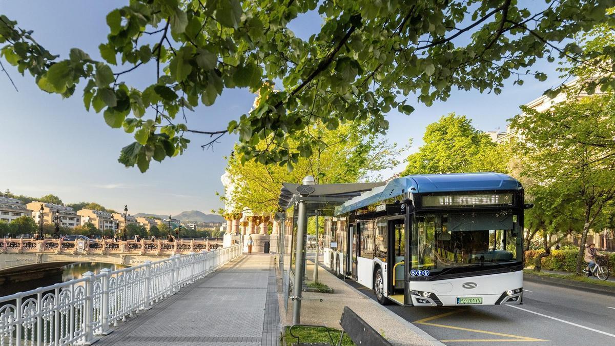 Un autobús eléctrico circulando por una ciudad