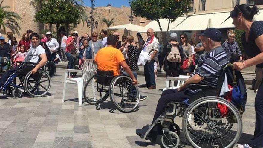 Usuarios en sillas de ruedas en el Día de la Accesibilidad.