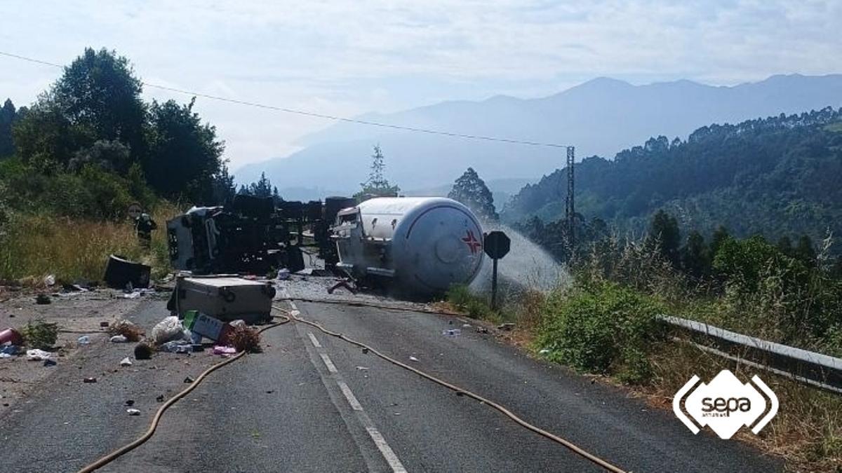 EN IMÁGENES: Cae un camión cisterna con gas desde la Autovía del Cantábrico a la carretera nacional en Lué EN IMÁGENES: Cae un camión cisterna con gas desde la Autovía del Cantábrico a la carretera nacional en Lué