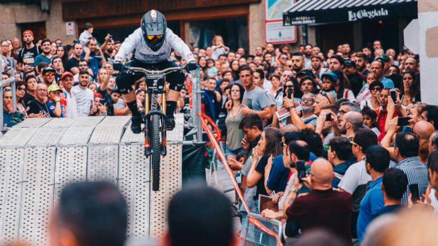 El descenso al Casco Vello de Vigo, a bordo de un rider de O Marisquiño 2018