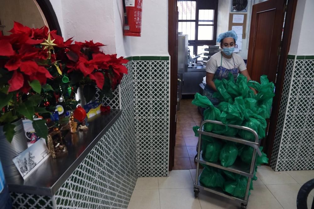 Reparto de menús navideños en el Comedor de Santo Domingo