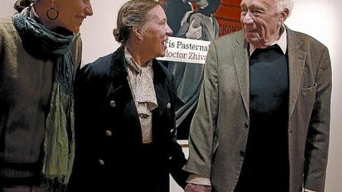 A la derecha, el hijo de Borís Pasternak, Evgeni, junto a su mujer, Elena, y su nieta Anastasia, en Madrid.