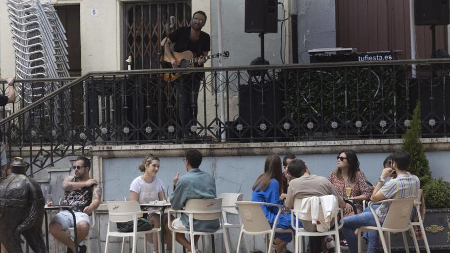 Los hosteleros ponen la música en la plaza de Trascorrales | MIKI LÓPEZ