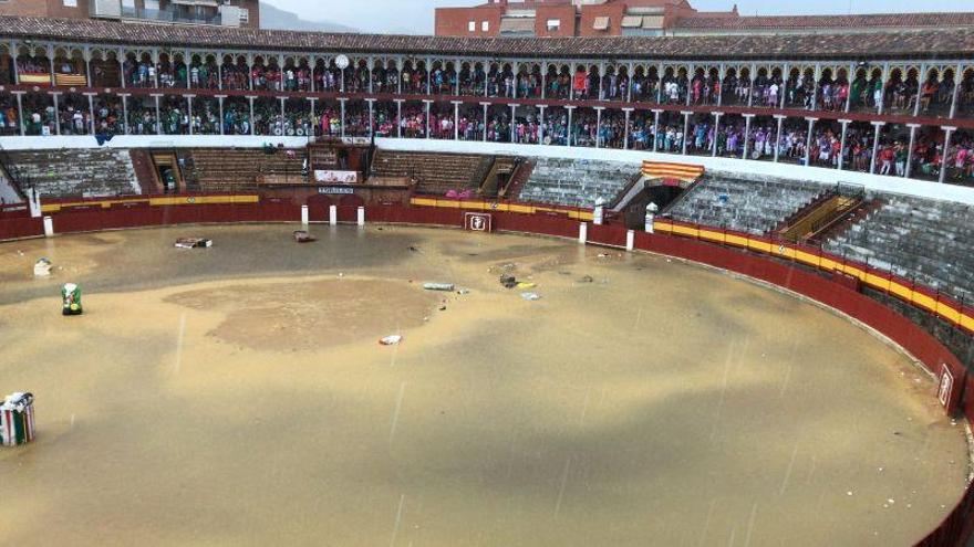 Una espectacular tormenta obliga a desalojar la Plaza de Toros de Calatayud