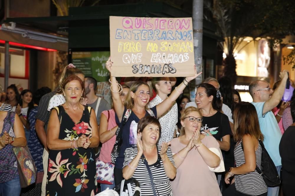 “No es no, lo demás es violación” y “La tumba del machismo, Alicante será”, son algunas de las consignas que se escuchado por las calles de la ciudad