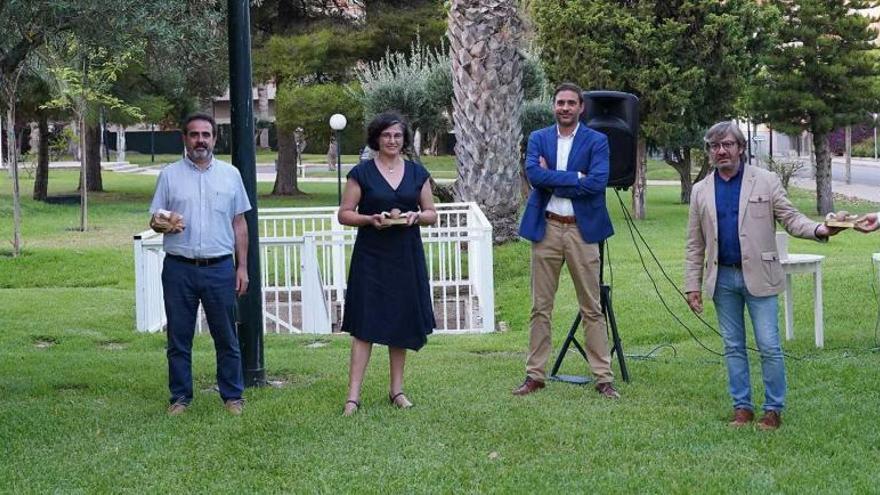 De izqda. a dcha, la directora de la AAA Primadomus, Marta Merchán Méler; los veterinarios José Antonio García Navarro y Carmen Martínez Leandro; el presidente de Icoval, Gonzalo Moreno del Val; el diputado de Medio Ambiente, Miguel Ángel Sánchez y su predecesor en esta responsabilidad, Javier Sendra