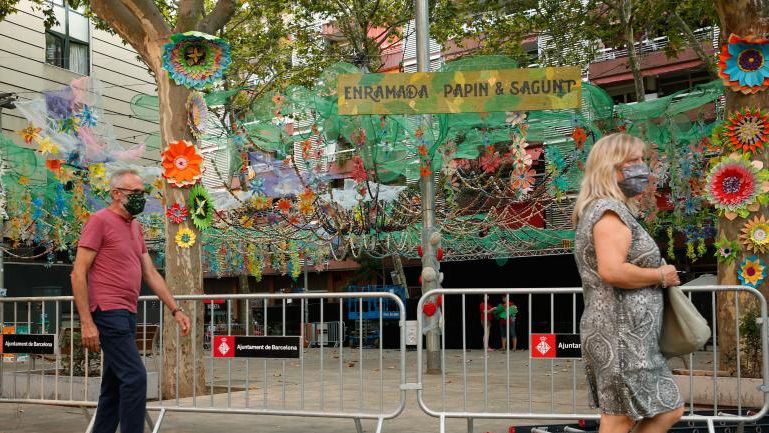 Las fiestas de Sants premian el enramado floral de la plaza de Bonet i Muixí