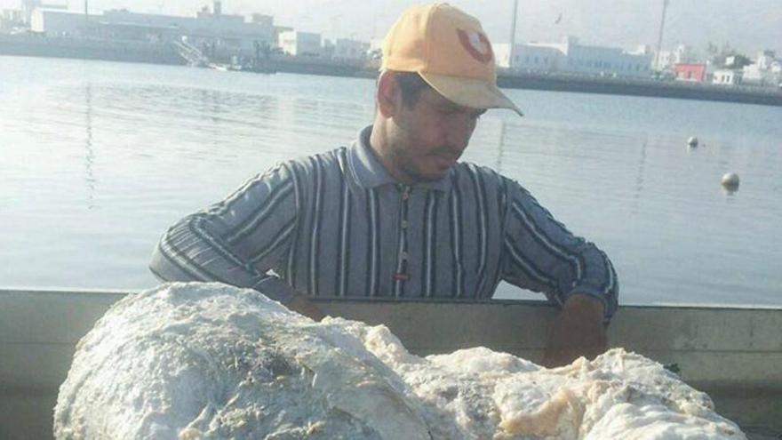 Un pescador árabe se hace millonario tras atrapar 80 kilos de esperma de ballena