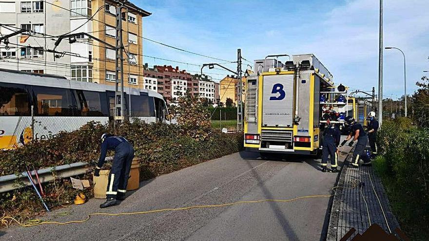 Los bomberos del SEPA, junto al tren descarrilado.