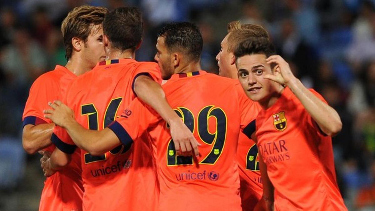 Joan Román (derecha) celebra con sus compañeros el gol de la victoria en el Trofeo Colombino.