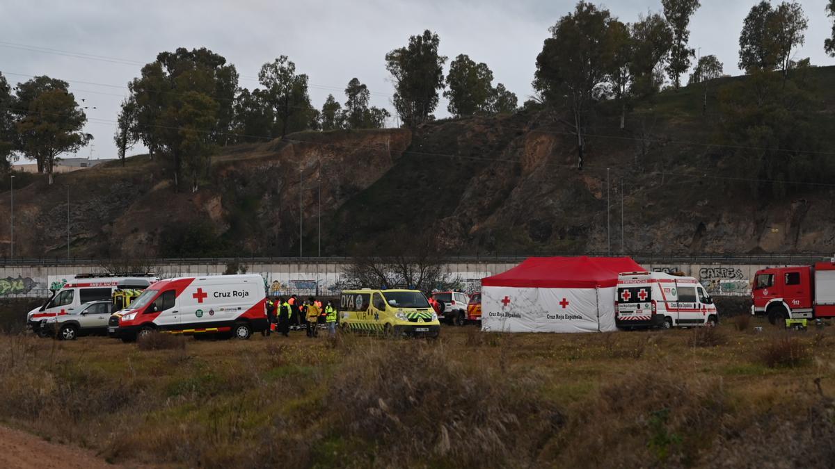 Puesto de mando habilitado en El Pico del Guadiana, junto al lugar en el que fue encontrado el móvil del joven desaparecido.