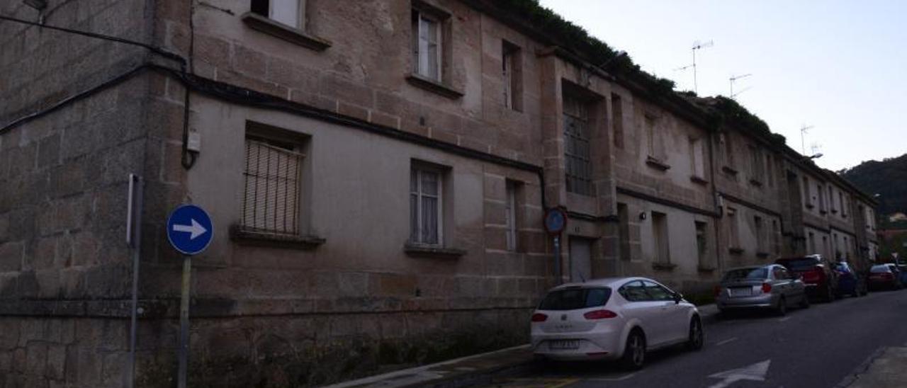 Bloques de viviendas de profesores en el barrio de Nazaret, algunas de las cuales revierten al Concello de Cangas.   | // G.NÚÑEZ