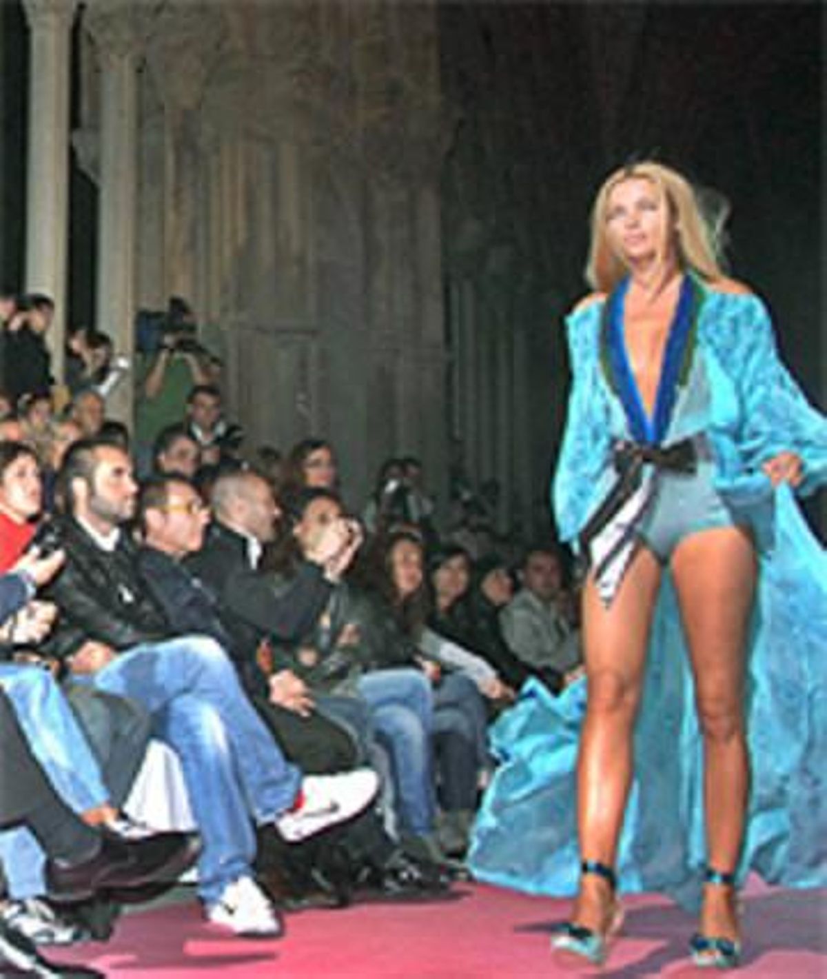 La model alacantina Esther Cañadas, durant la desfilada. La model alacantina Esther Cañadas, durant la desfilada.