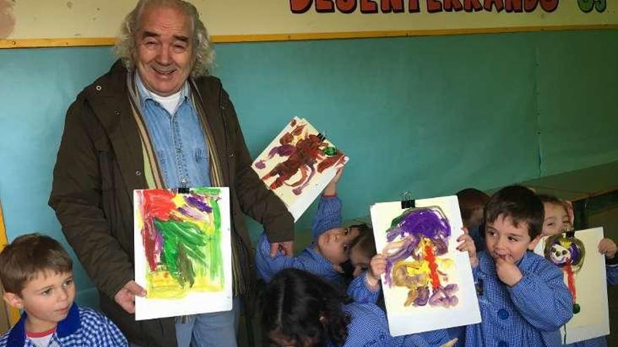 José María Barreiro con varios alumnos y sus dibujos. // S.Álvarez