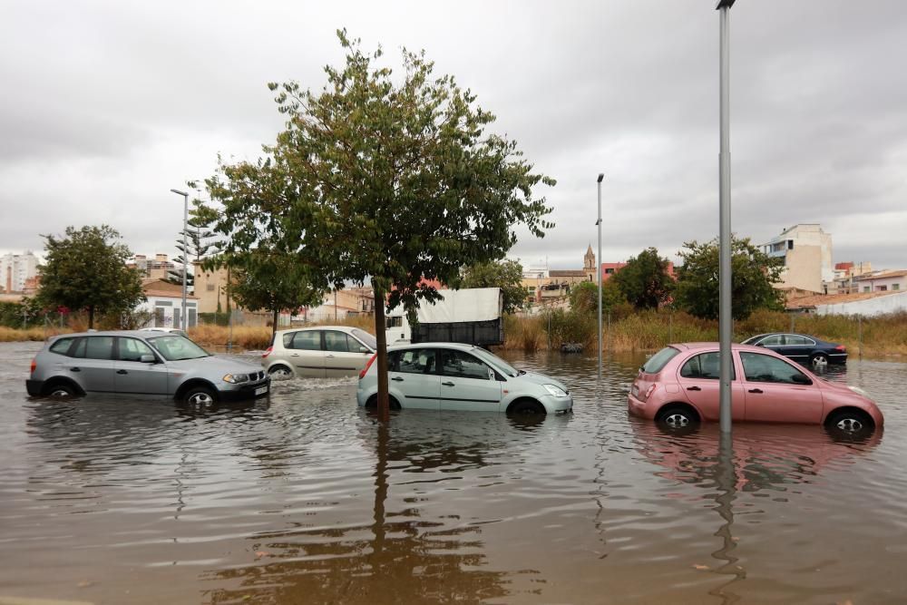 Kräftige Regenschauer behindern Straßenverkehr