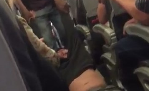Brutal expulsión de un pasajero de United Airlines por ’overbooking’.
