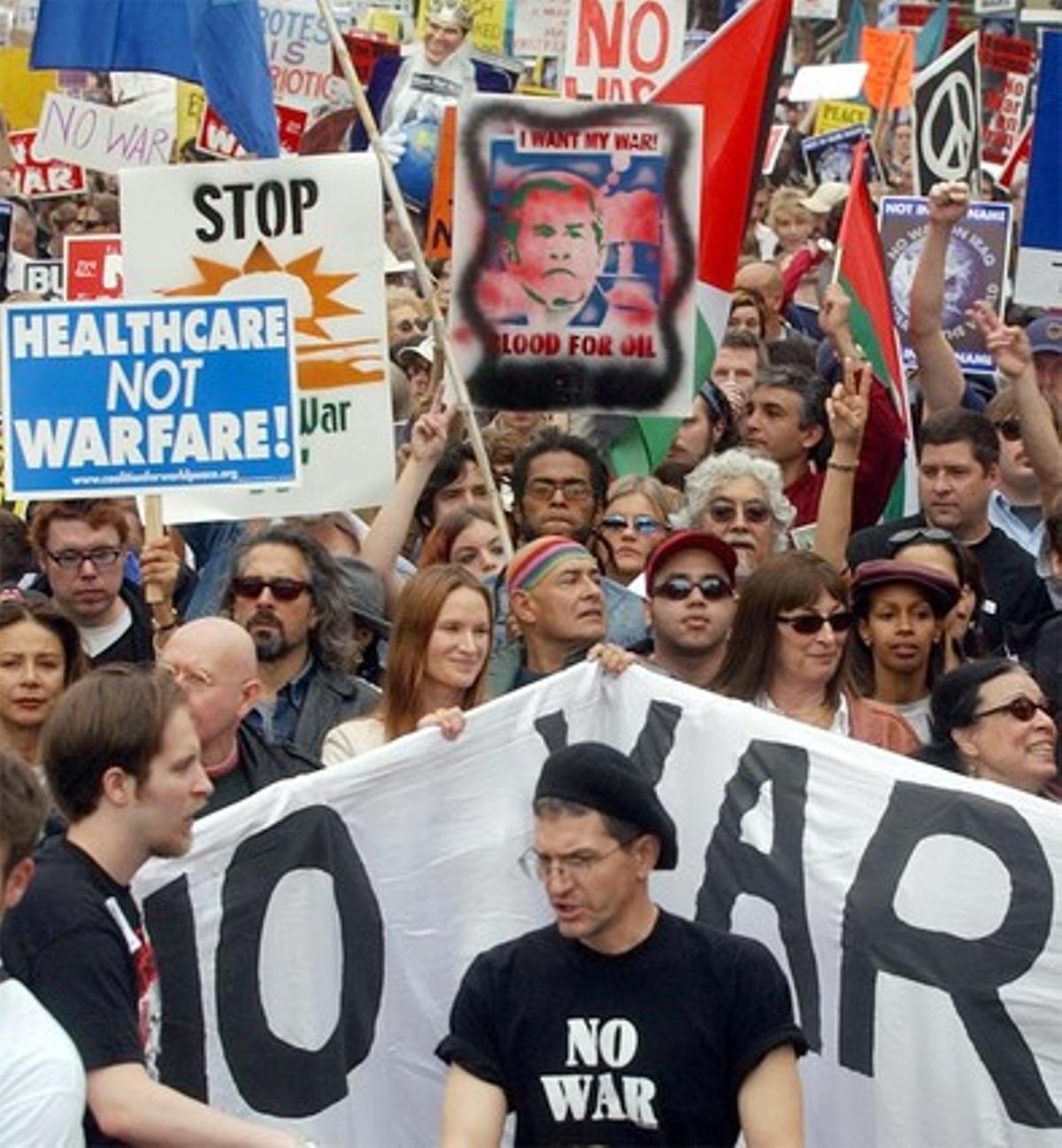 Los actores de Hollywood contrarios a la intervención militar de EEUU en Irak también salieron a la calle para manifestarse. En la imagen, Anjelica Houston (arriba, segunda a la derecha, tras la pancarta).