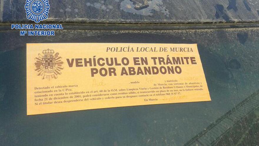 Les ponían la pegatina municipal falsa para robarlos sin problemas.