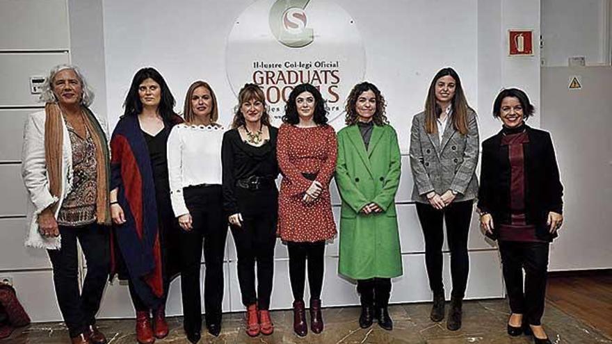 GarbiÃ±e Biurrun, Encarna GarcÃ­a, Sandra Verger, ApolÂ·lÃ²nia JuliÃ , Isabel Castro, Rosario SÃ¡nchez, AgnÃ¨s Antich y Maria Ferrer, ayer antes de la jornada sobre la mujer trabajadora.