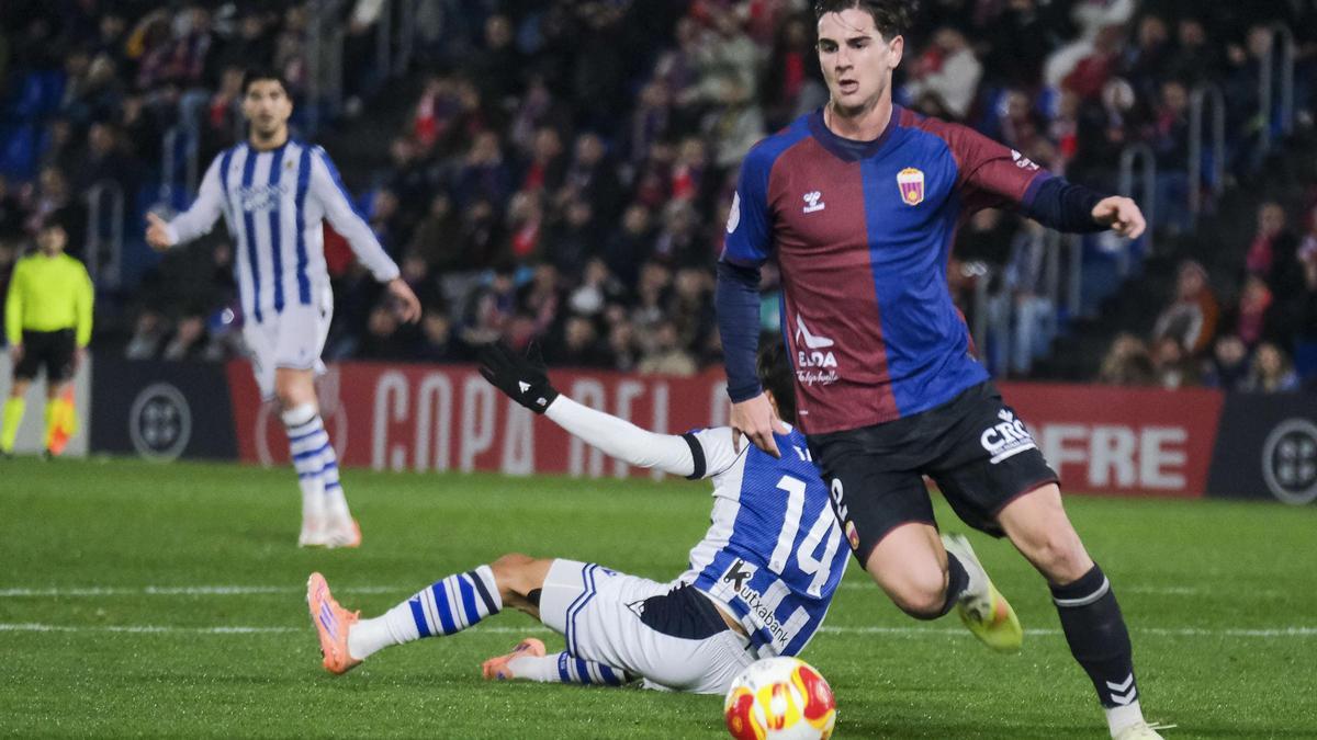 Álex Serra avanza durante un instante del Eldense-Real Sociedad