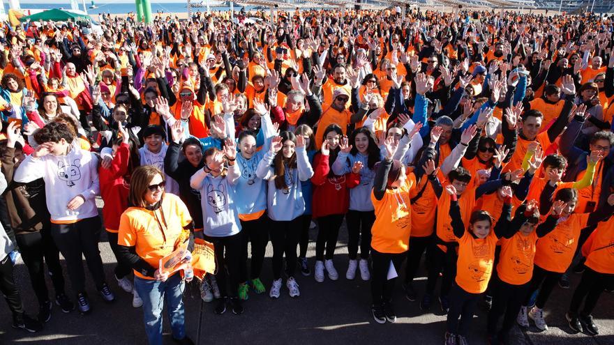 Marea naranja de 3.500 personas en Gijón en la carrera de Galbán contra el cáncer infantil