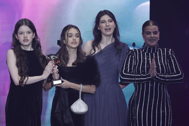 Las actrices participantes en la serie La Mesias recogen en nombre de Albert Pla el premio a mejor actor de reparto en una serie.jpg
