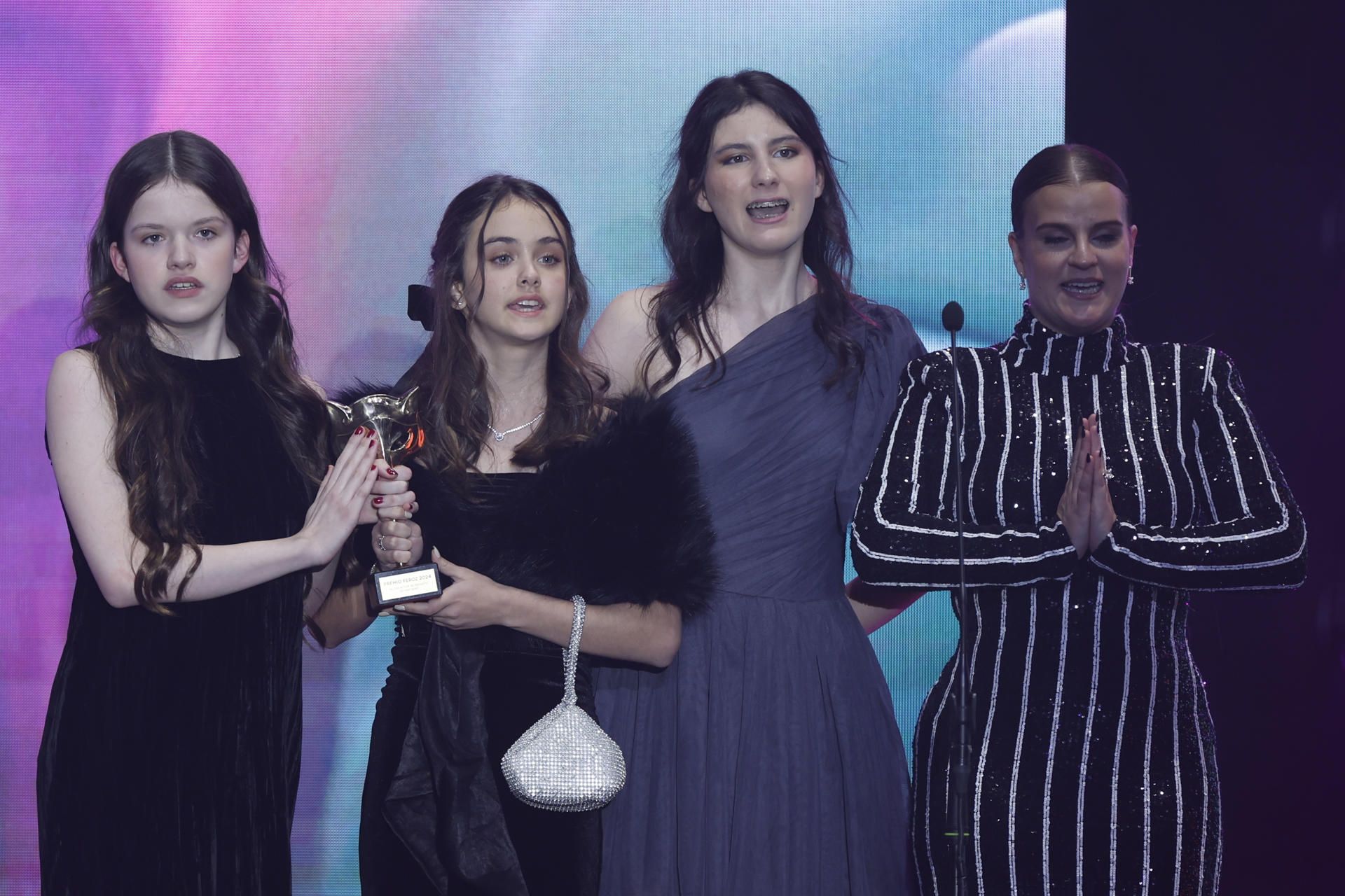 Las actrices participantes en la serie 'La Mesias' recogen en nombre de Albert Pla el premio a mejor actor de reparto en una serie.jpg