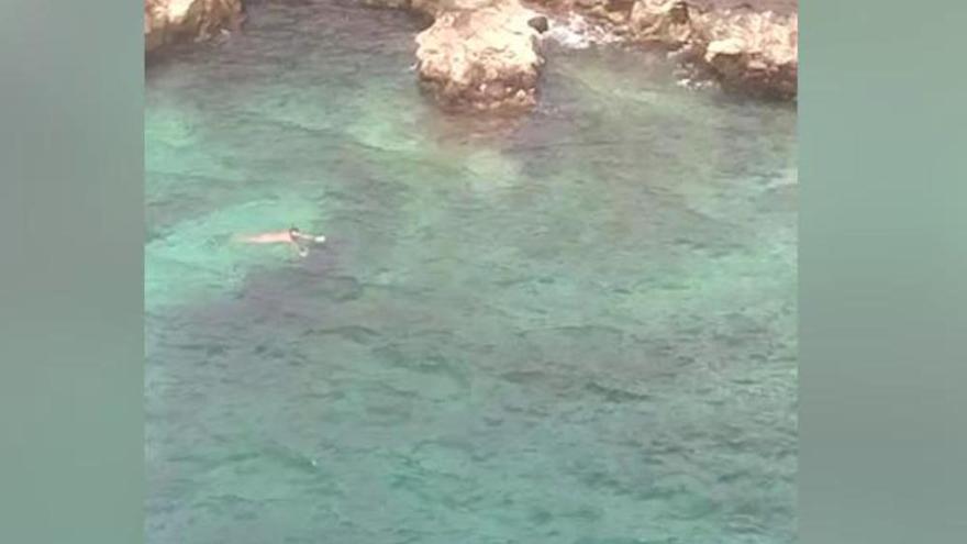 Coronavirus en Canarias | Un helicóptero de la Guardia Civil sorprende a un bañista en Lanzarote