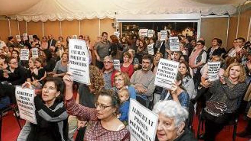 Sprechchöre zur Freilassung der katalanischen Ex-Minister auf der Eröffnung der katalanischen Buchwoche in Palma de Mallorca