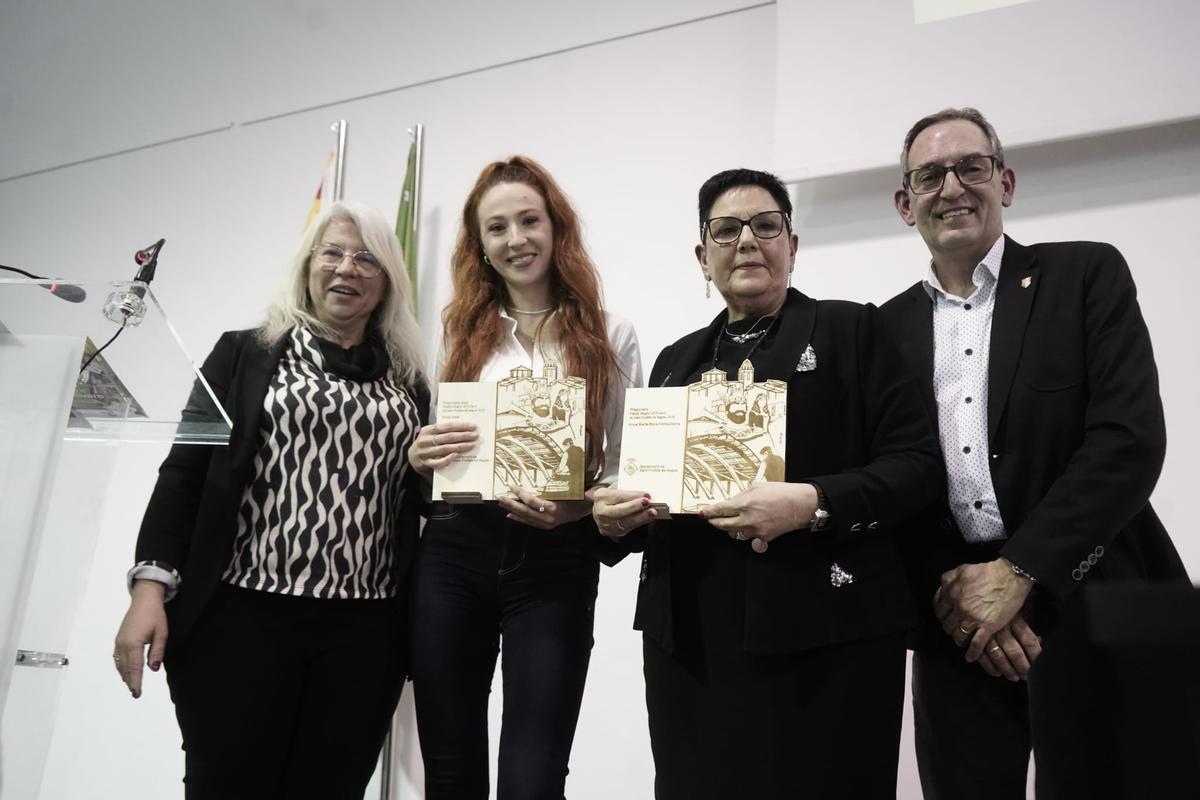 Les pregoneres, Erola Jons i Anna Maria Riera, amb la regidora Núria Clarella i l’alcalde Joan Carles Batanés