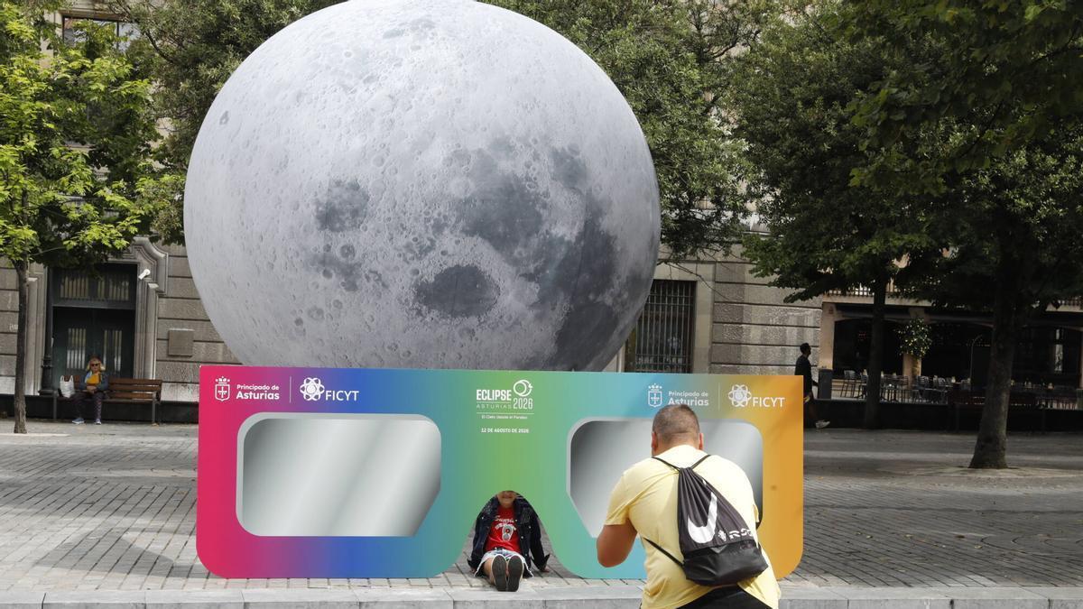 Una campaña publicitaria sobre el eclipse realizada hace unos días en la plaza Porlier.