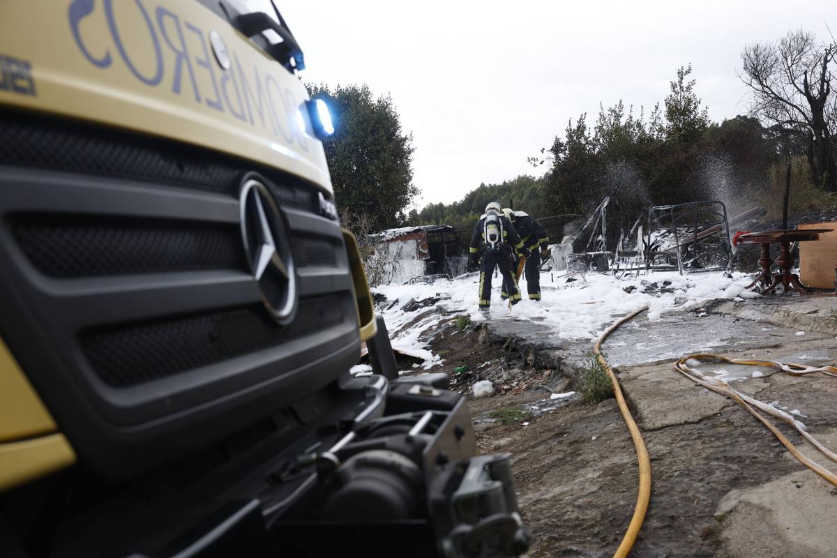 Incendio en las chabolas de los gitanos de Luanco. La paxarina Incendio en las chabolas de los gitanos de Luanco. La paxarina