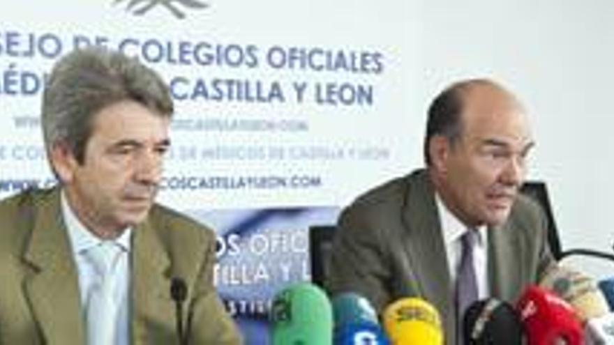 El presidente del Consejo de Colegios de Médicos de Castilla y León, José Luis Díaz Villarig (D), acompañado del vicesecretario regional y presidente del Colegio de Médicos de Burgos, Juan José Aliende Miranda