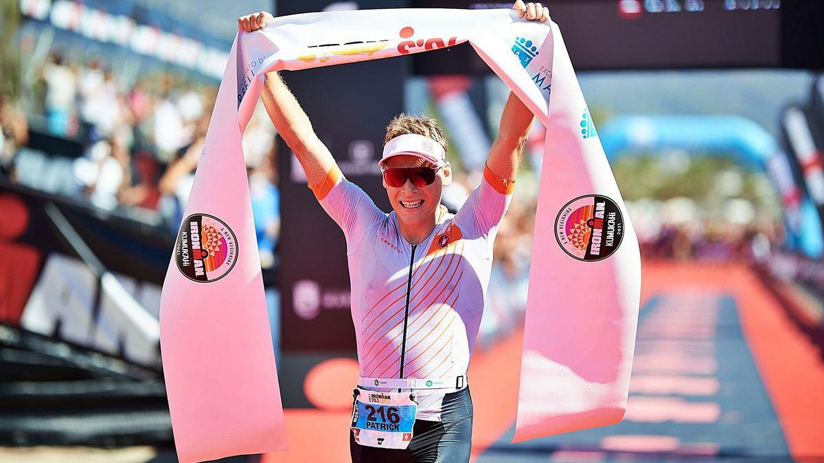 Patrick Cometta y Lucy Byram reinan en la Ironman de Marbella - La Opinión  de Málaga