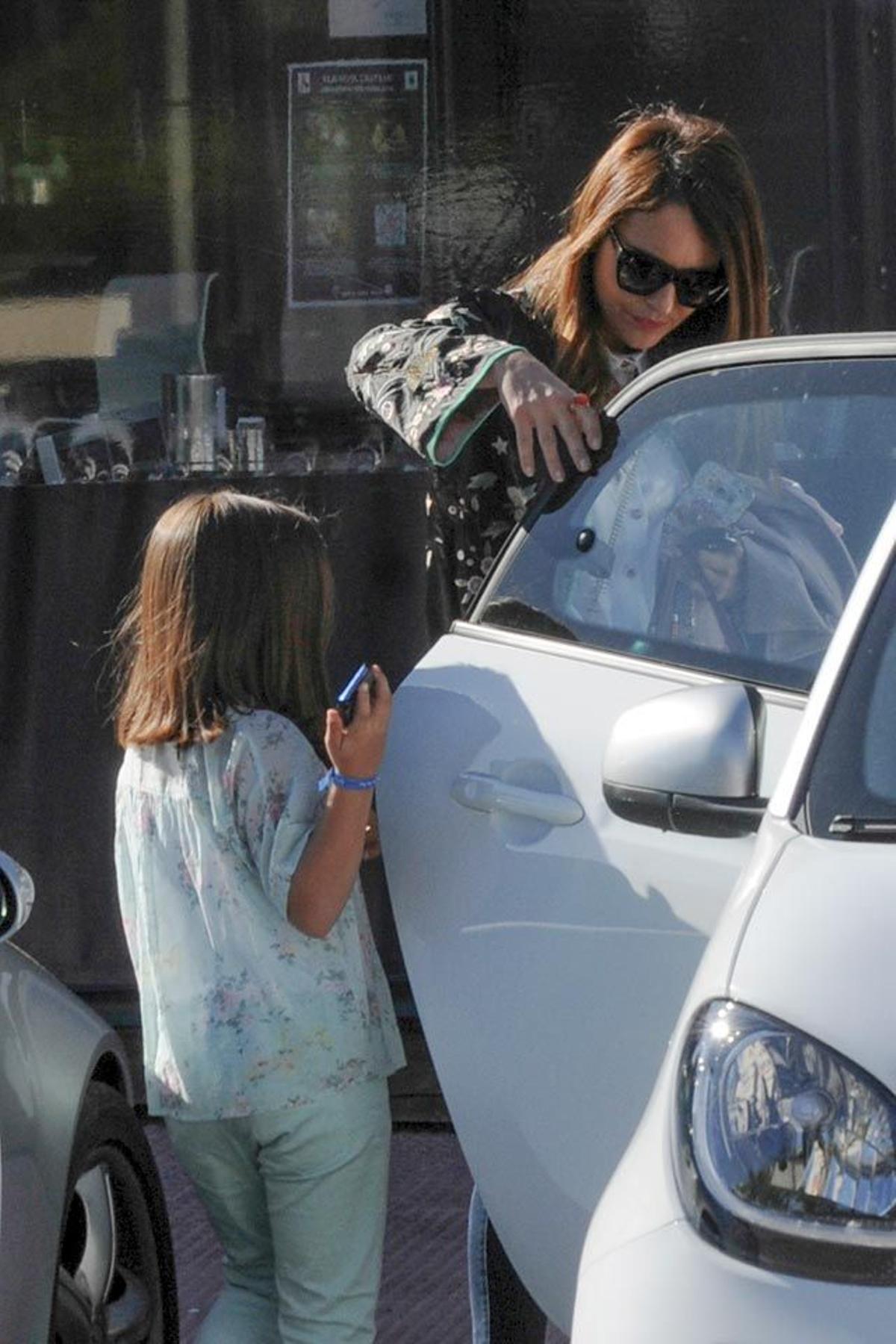 Paula Echevarría le abre la puerta del coche a Daniella para que se monte