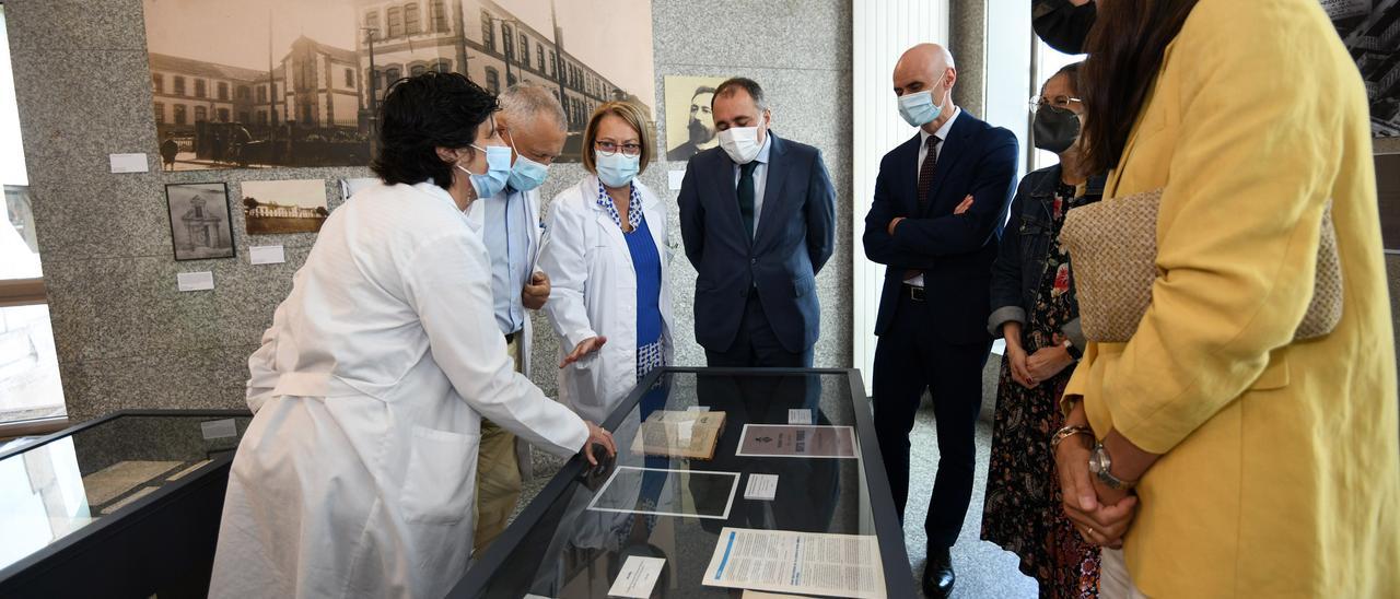 El conselleiro de Sanidade encabezó esta mañana la inauguración de la exposición dedicada a los 125 años de historia del Hospita Provincial