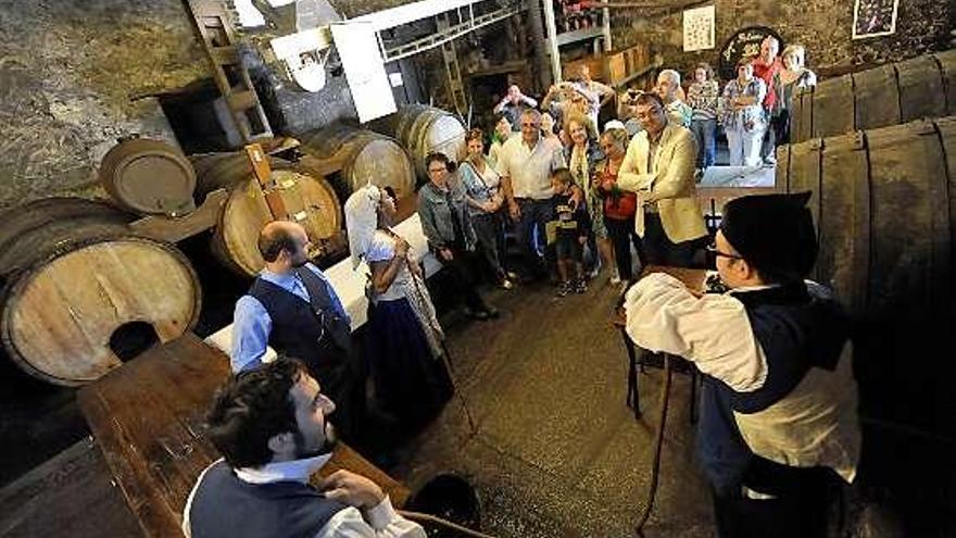 Actores y visitantes, en el llagar de Entralgo.