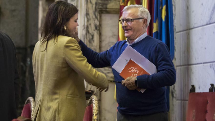 Joan Ribó y Sandra Gómez se saludan durante el pleno.