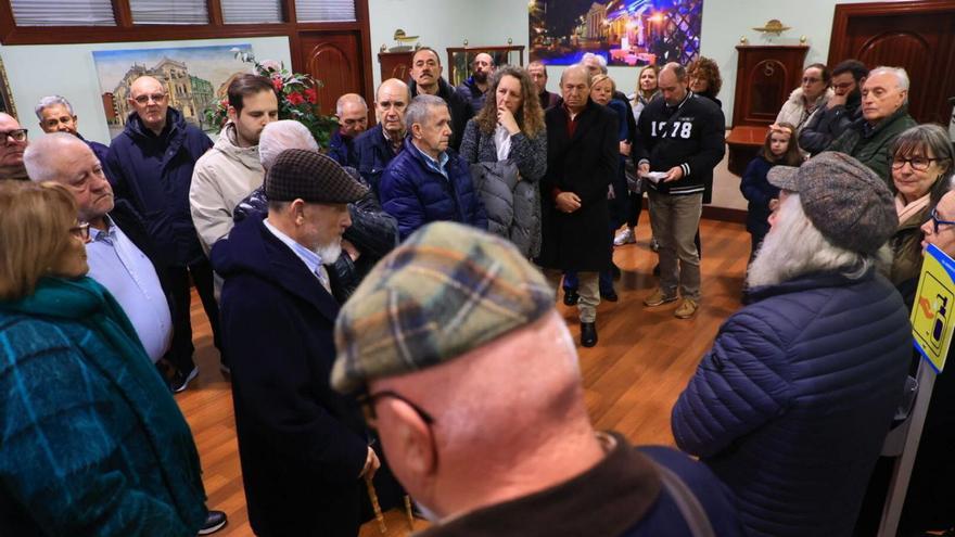 Los camaradas de Anselmo Alonso, ayer, en el tanatorio de Avilés. | DAVID CABO