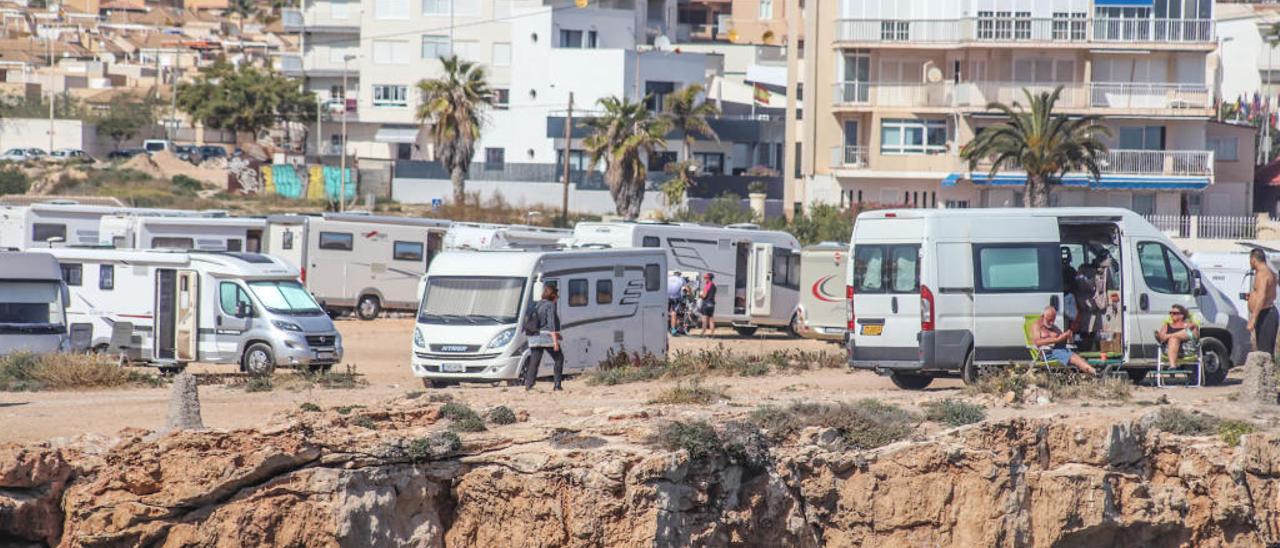 Docenas de autocaravanas copan el perfil del litoral de Torrevieja.