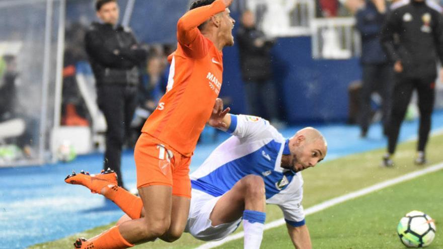 Rosales pugna con Amrabat en un Leganés-Málaga de la temporada 2017/2018.