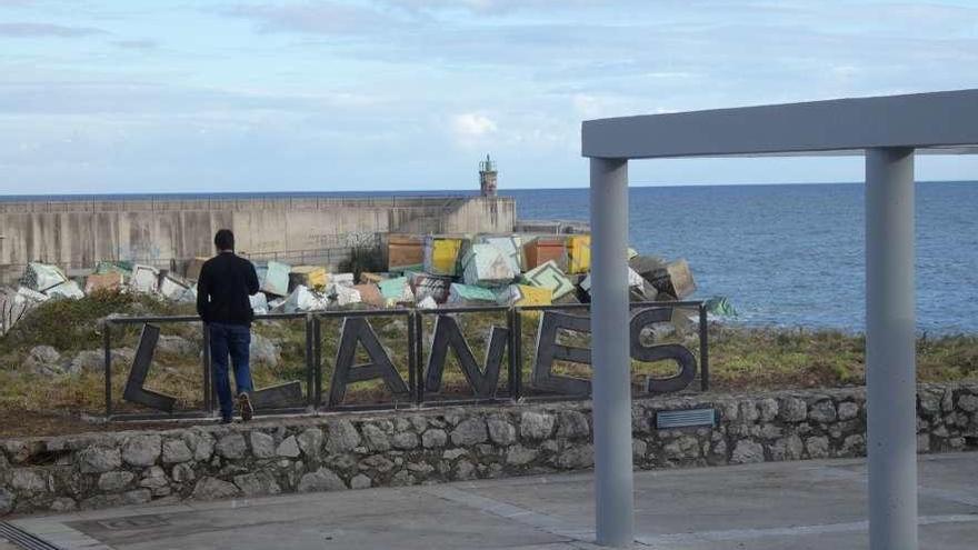 Las letras de Llanes ya lucen junto al tendedero de redes