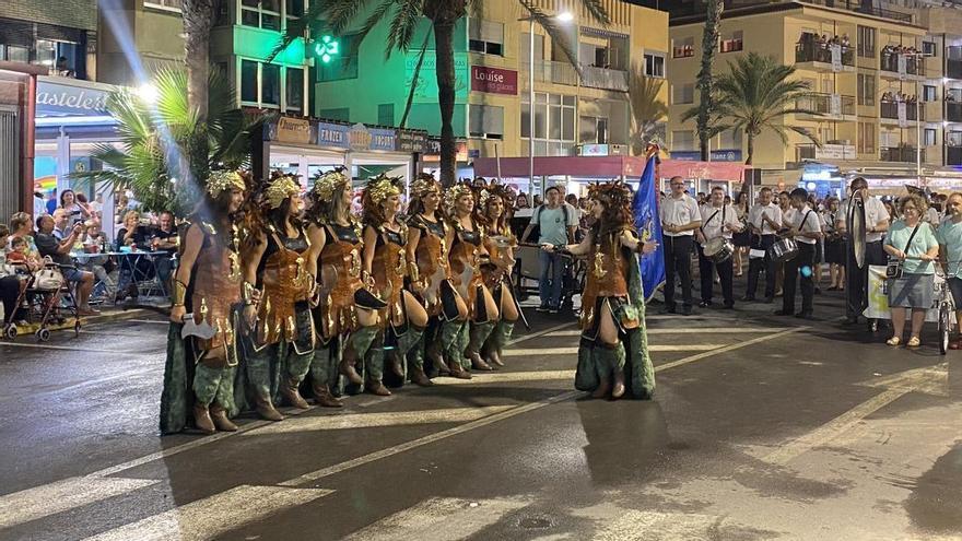 Los Moros y Cristianos toman Peñíscola con el primer desfile