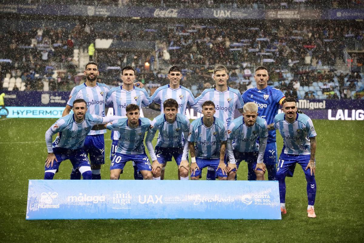 Once titular del Málaga CF en la victoria frente al Burgos en La Rosaleda.