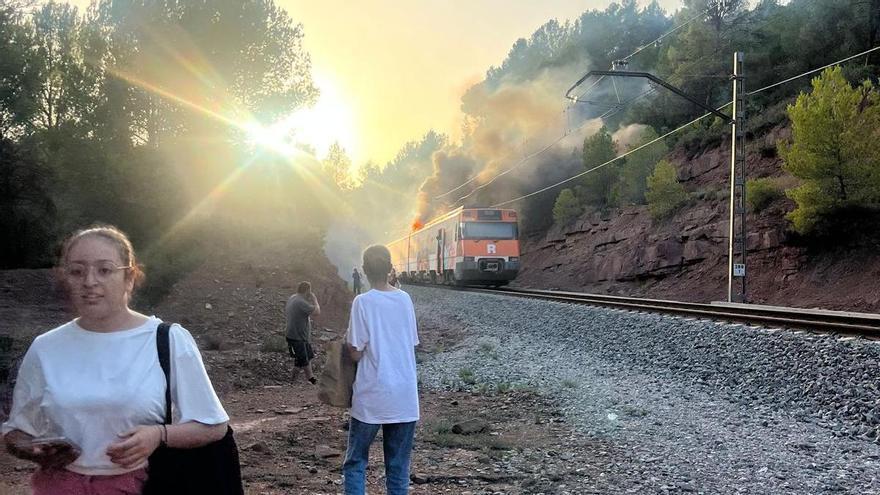 Vuit ferits lleus i 70 persones evacuades per un foc en un tren de l&#039;R12, a Rajadell