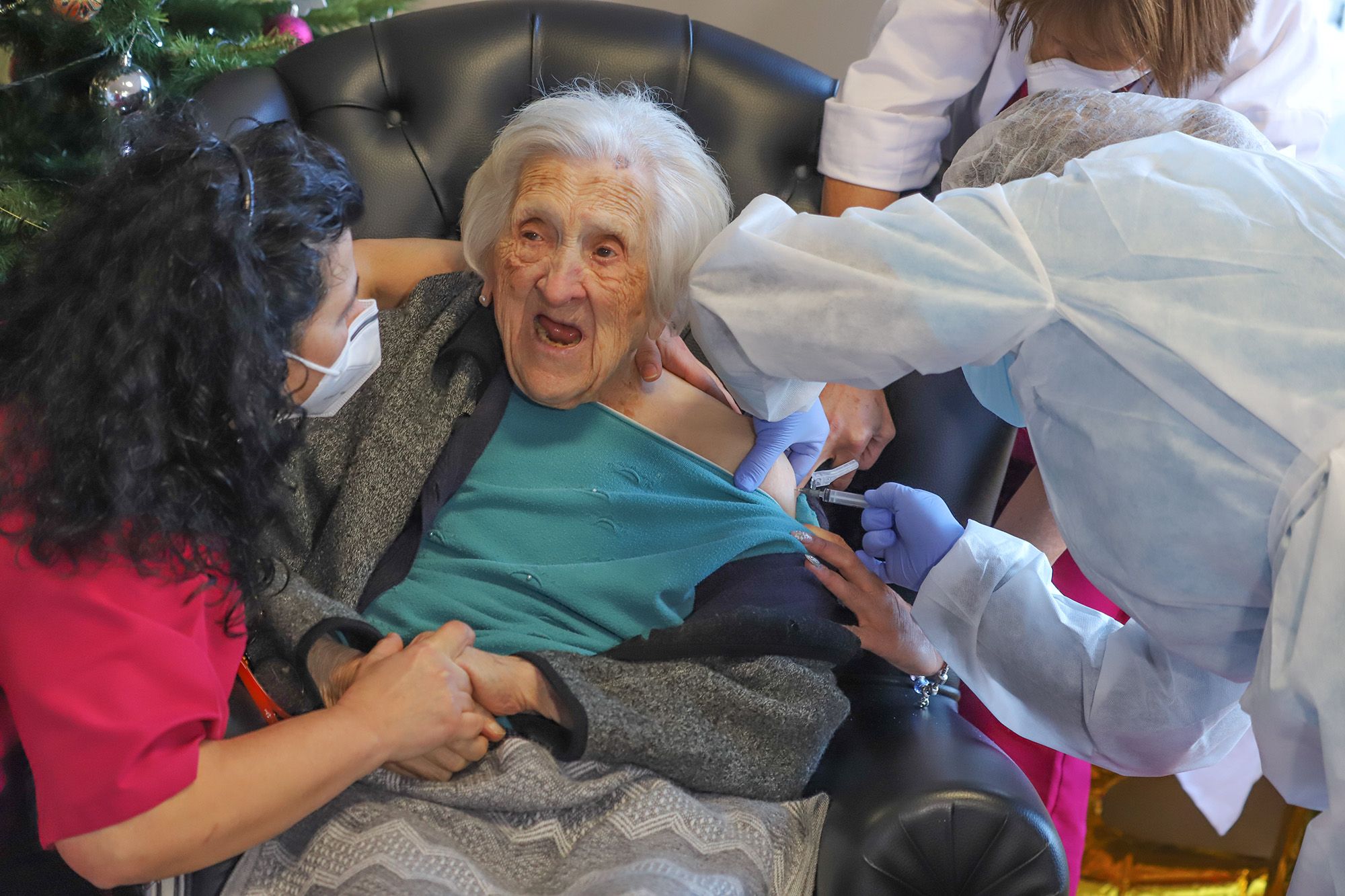 Una anciana de un geriátrico de Redován, vacunada el día de su 102 cumpleaños