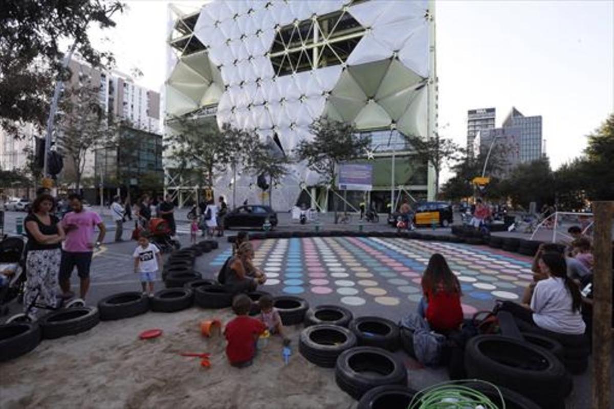 Un aspecto del ambiente en la ’superilla’ del Poblenou.